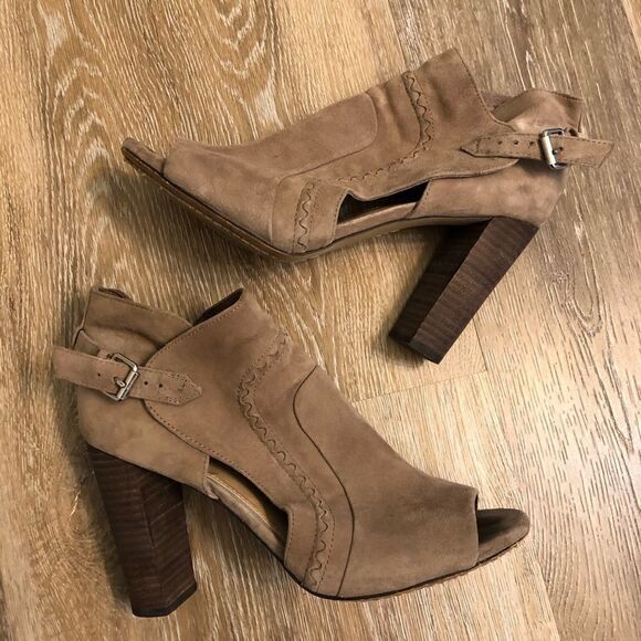 Vince Camuto Conley Buckle tan suede leather peep toe booties sandals heels-8.5M - Picture 3 of 16
